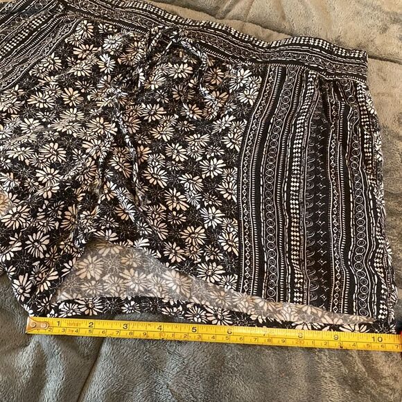Billabong Black and White Floral Shorts Size Small - Picture 6 of 12